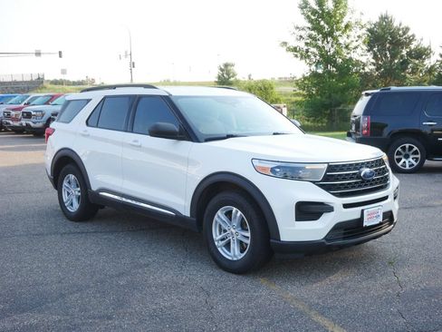Used 2020 Ford Explorer XLT AWD/4WD image 3