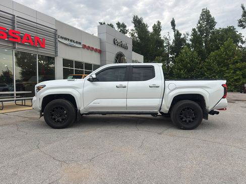 Used 2025 Toyota Tacoma Limited AWD/4WD image 4