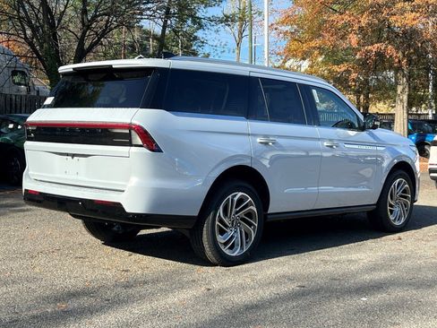 New 2025 Lincoln Navigator Reserve image 4