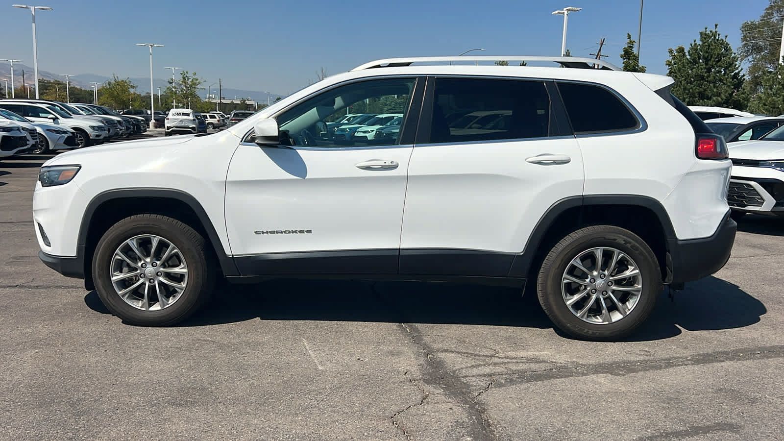 Used 2019 Jeep Cherokee Latitude Plus w/ Comfort/Convenience Group AWD/4WD image 8