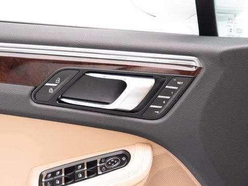 Certified 2026 Porsche Macan AWD/4WD image 18