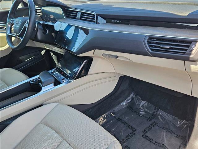 Used 2023 Audi e-tron Premium Plus w/ Premium Plus Package AWD/4WD image 21