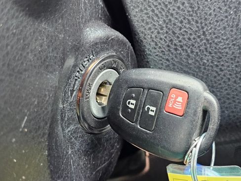 Used 2016 Toyota Highlander LE AWD/4WD image 33