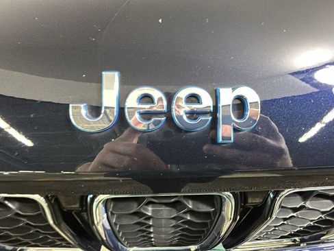 Used 2023 Jeep Grand Cherokee Overland w/ Luxury Tech Group IV AWD/4WD image 10