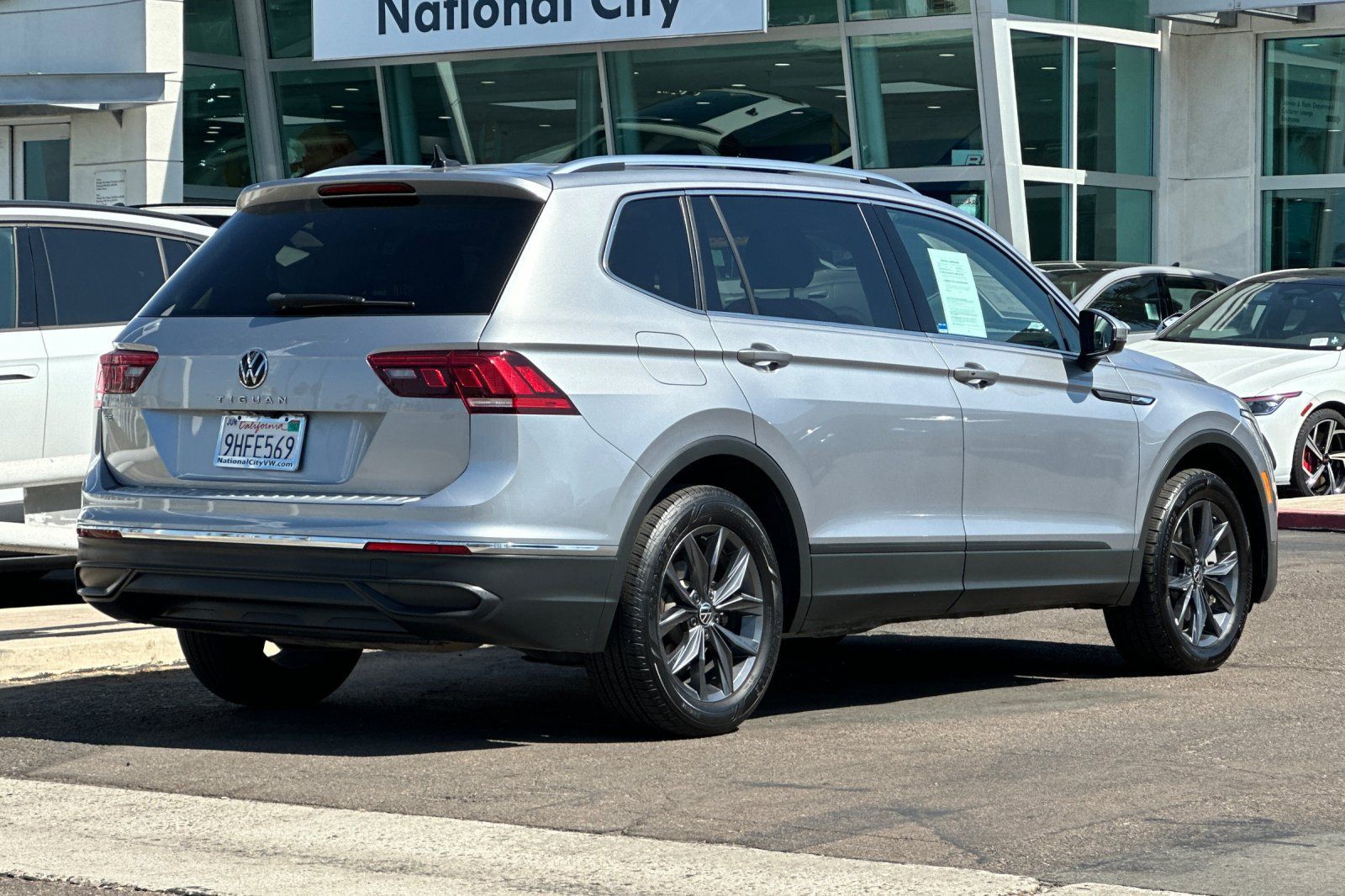 Used 2023 Volkswagen Tiguan SE w/ Panoramic Sunroof Package FWD image 4