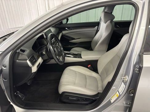 Used 2018 Honda Accord Touring image 2