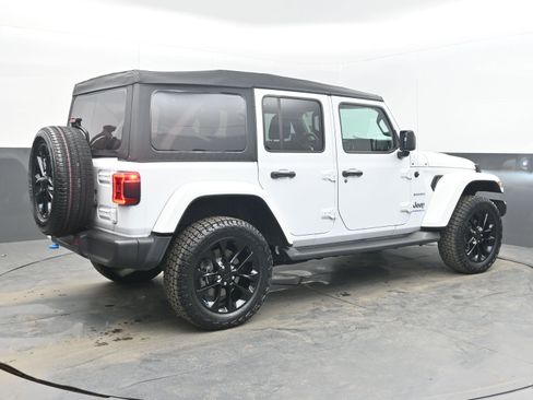 Used 2023 Jeep Wrangler Sahara w/ Cold Weather Group image 9