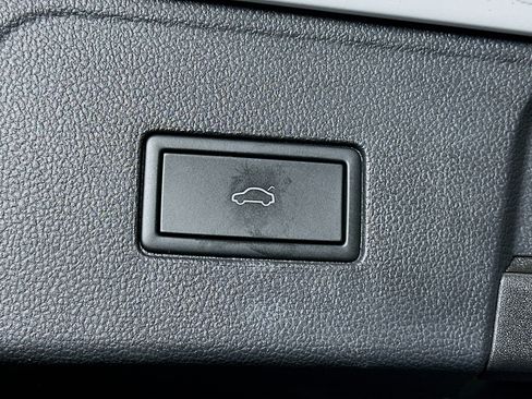 Used 2025 Volkswagen Atlas SE image 31