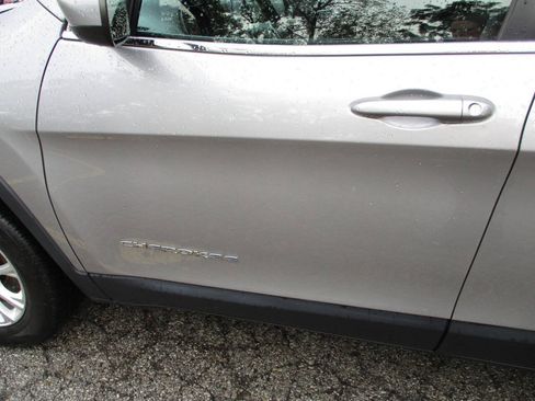 Used 2019 Jeep Cherokee Latitude w/ Popular Appearance Group AWD/4WD image 14