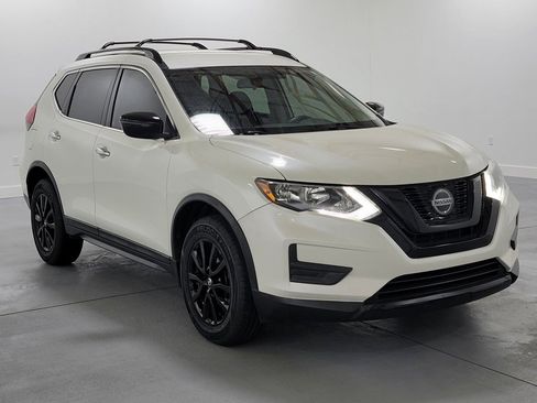 Used 2018 Nissan Rogue SV image 2