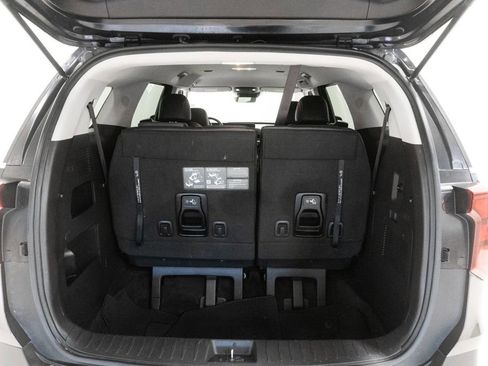 Used 2025 Kia Carnival FWD image 31