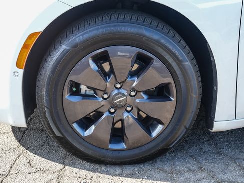 Used 2020 Chrysler Pacifica Limited w/ Advanced Safetytec Group image 9