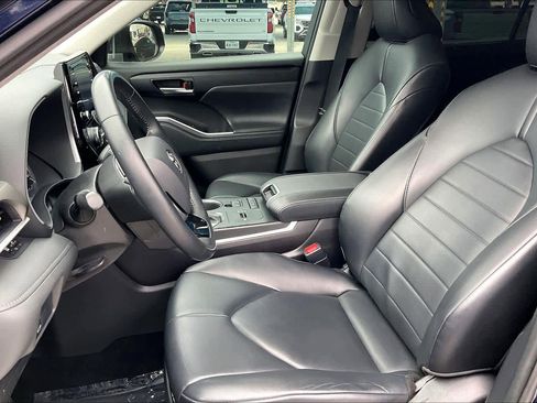 Used 2021 Toyota Highlander XLE image 9