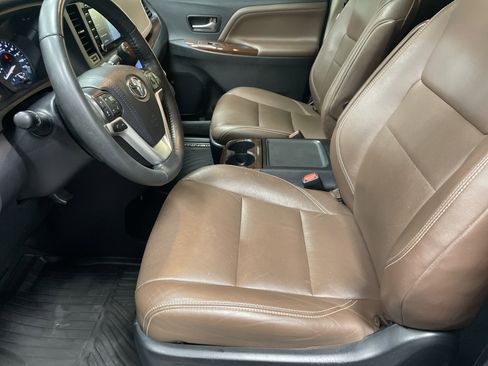 Used 2020 Toyota Sienna Limited Premium image 16