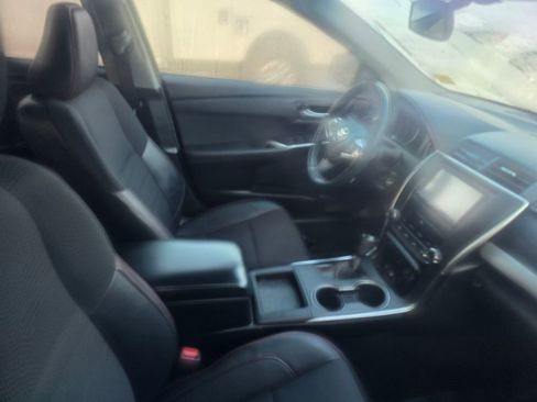 Used 2017 Toyota Camry SE image 2