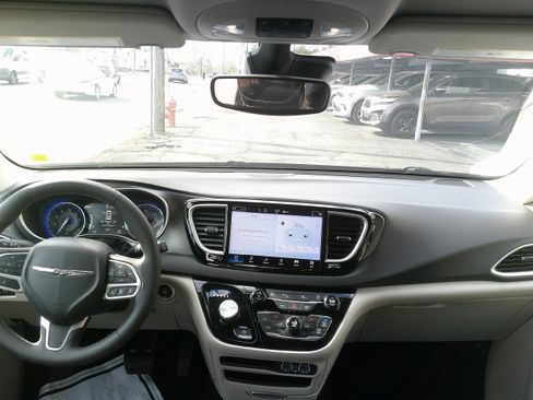 Used 2024 Chrysler Pacifica Touring-L FWD image 17