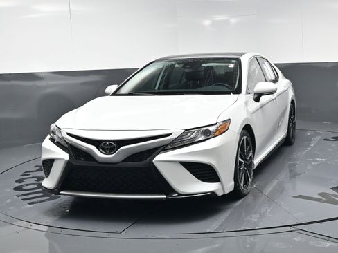 Used 2019 Toyota Camry XSE image 11