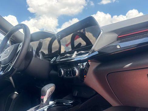 Used 2026 Chevrolet Trax RS w/ Sunroof Package FWD image 32