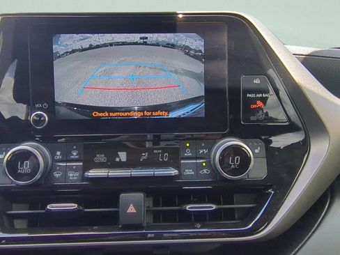 Used 2023 Toyota Highlander XLE FWD image 19
