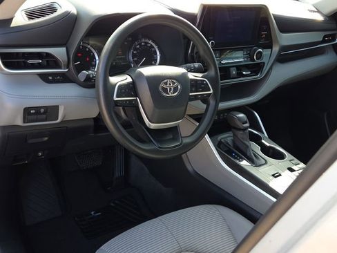 Used 2023 Toyota Highlander L image 16