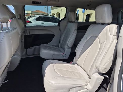 Used 2021 Chrysler Pacifica Touring-L FWD image 17