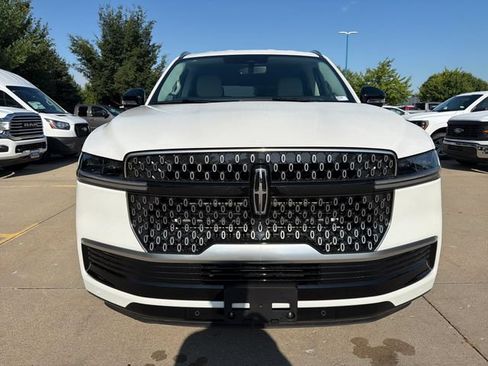 New 2026 Lincoln Navigator Premiere AWD/4WD image 11