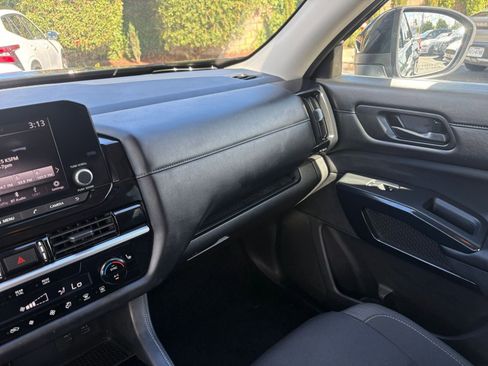 Used 2025 Nissan Pathfinder SV FWD image 38