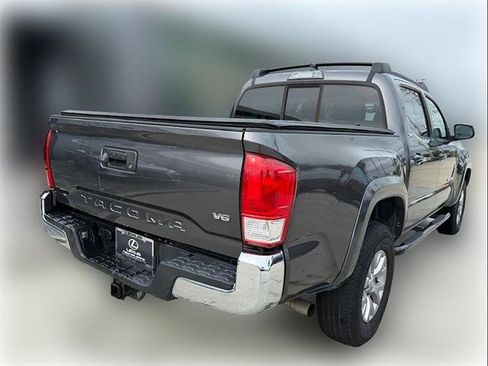 Used 2017 Toyota Tacoma SR5 w/ Tow Package RWD image 7