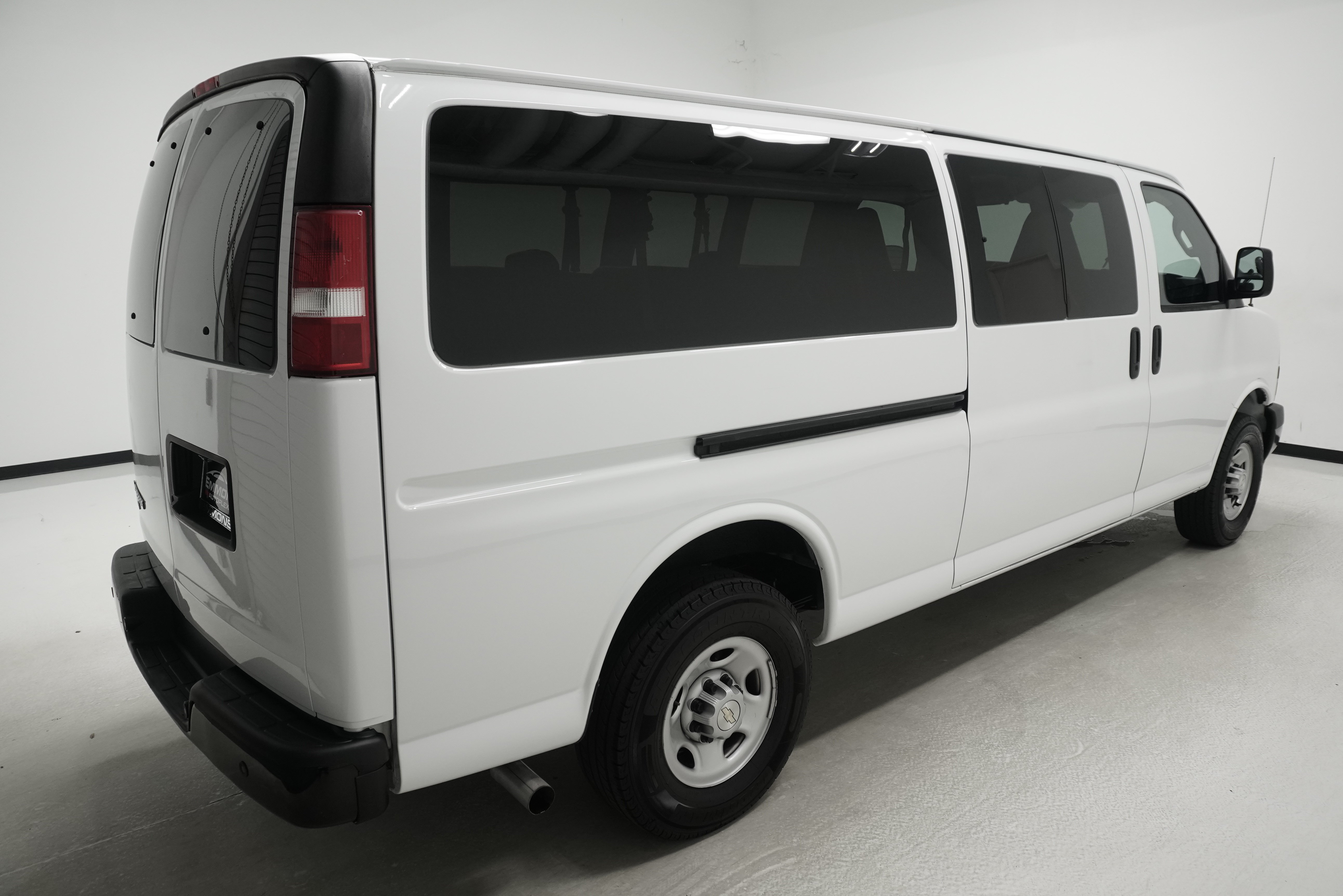 Used 2022 Chevrolet Express 3500 LS RWD image 3