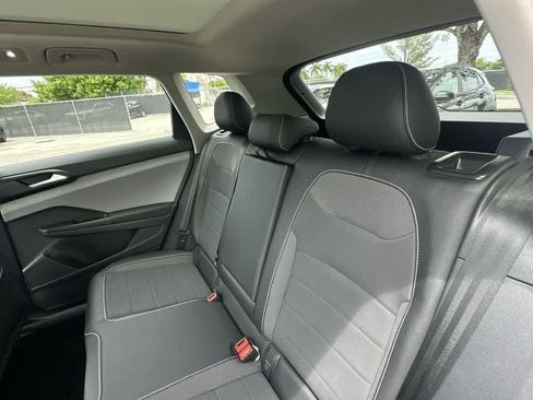 Used 2022 Volkswagen Taos SE w/ Panoramic Sunroof Package FWD image 15