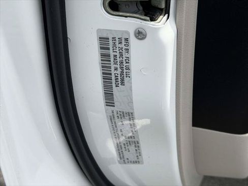 Used 2023 Chrysler Pacifica Touring-L FWD image 20