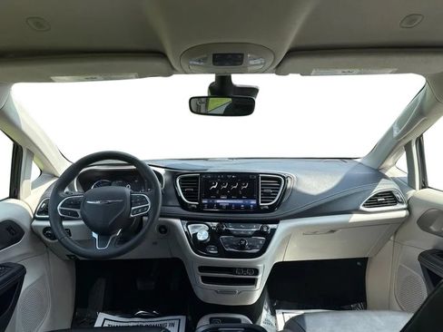 Used 2023 Chrysler Pacifica Touring-L FWD image 32