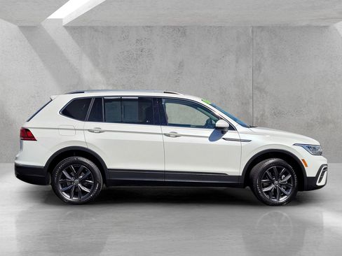 Used 2023 Volkswagen Tiguan SE image 3