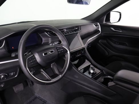 Used 2025 Jeep Grand Cherokee Altitude AWD/4WD image 26