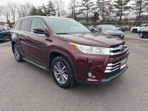 Used 2019 Toyota Highlander XLE image 3