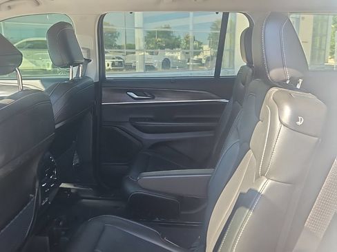 Used 2023 Jeep Grand Cherokee L Limited w/ Luxury Tech Group II AWD/4WD image 12