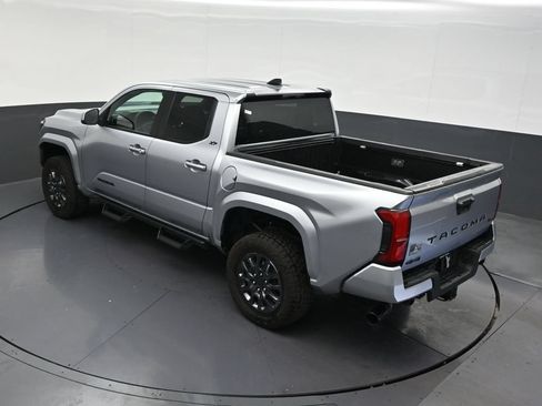 Used 2025 Toyota Tacoma SR5 AWD/4WD image 17