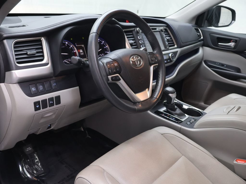 Used 2018 Toyota Highlander Limited w/ Carpet Mat Package (TMS) AWD/4WD image 17