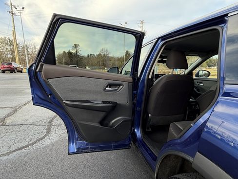 Used 2023 Nissan Rogue SV image 13