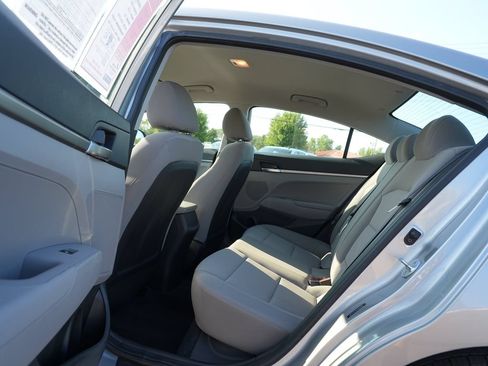 Used 2020 Hyundai Elantra SE FWD image 18