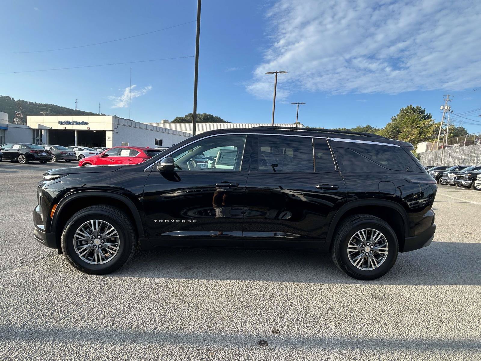 Used 2026 Chevrolet Traverse LT FWD image 4
