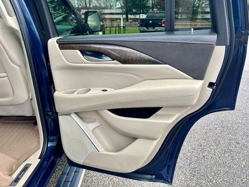 Used 2018 Cadillac Escalade Premium Luxury AWD/4WD image 19