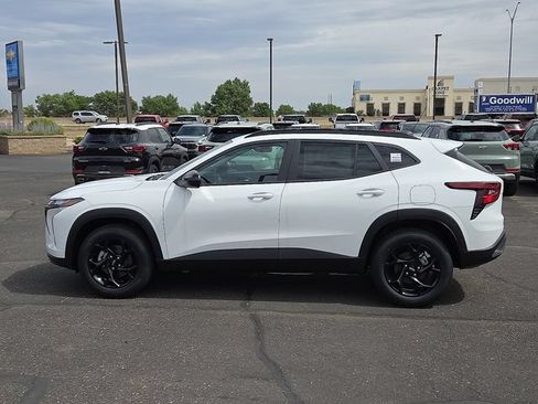 New 2026 Chevrolet Trax LT w/ Midnight Edition FWD image 2