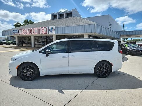 Used 2025 Chrysler Pacifica Limited image 2