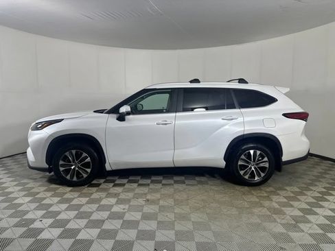 Used 2023 Toyota Highlander XLE AWD/4WD image 3