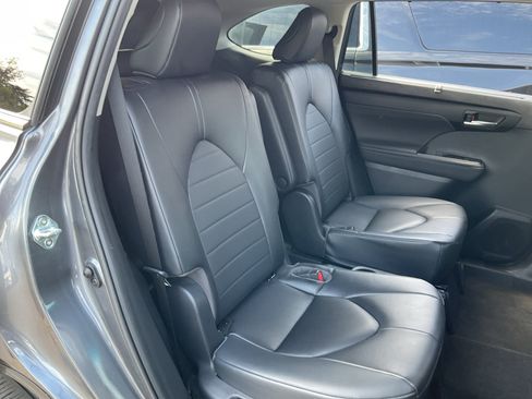 Used 2023 Toyota Highlander XLE FWD image 19