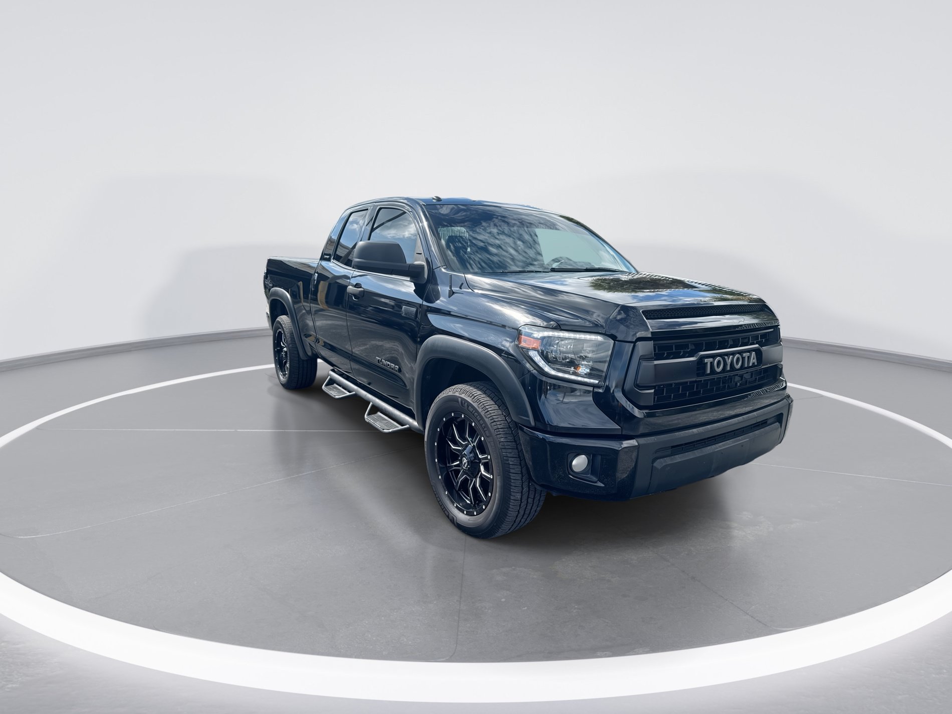 Used 2017 Toyota Tundra Limited w/ Limited Premium Package AWD/4WD image 2