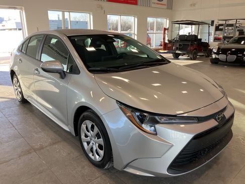 Used 2025 Toyota Corolla LE image 3