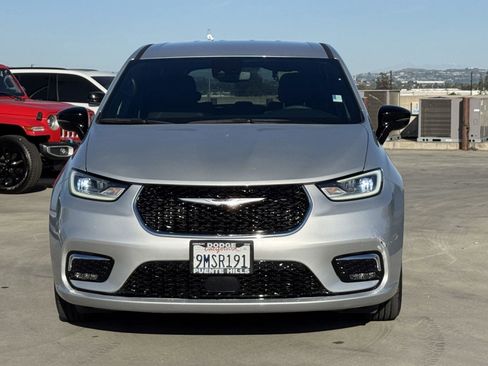 Used 2024 Chrysler Pacifica Touring image 2