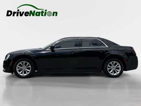 Used 2018 Chrysler 300 Touring RWD image 2